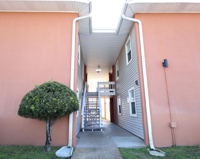 Building Photo - 4000 Gulf Terrace Dr