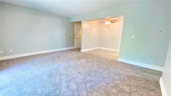Sala de estar 2x1 - Timbercrest Apartments