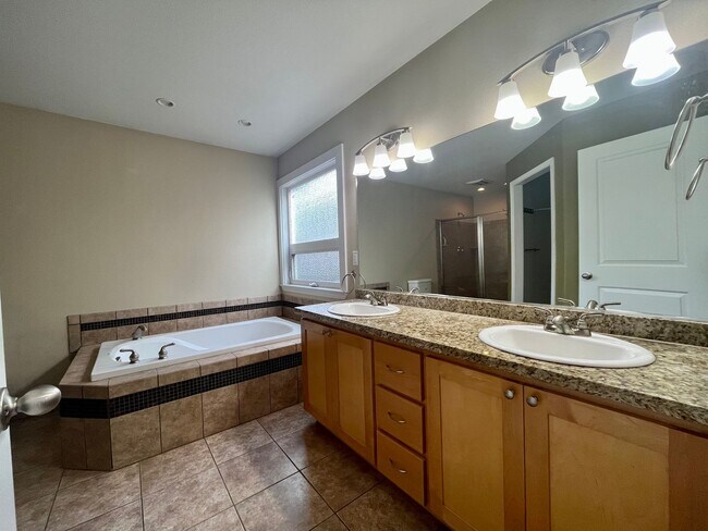 Foto del edificio - Charming 3 bed 2 bath home with oversized 2 car garage in Humboldt Hill