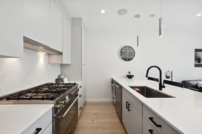 Foto del edificio - 340 W 2nd St