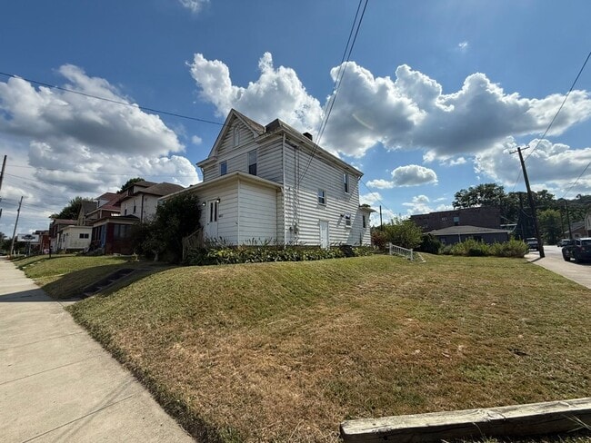 Building Photo - 3 bedroom home in College Hill