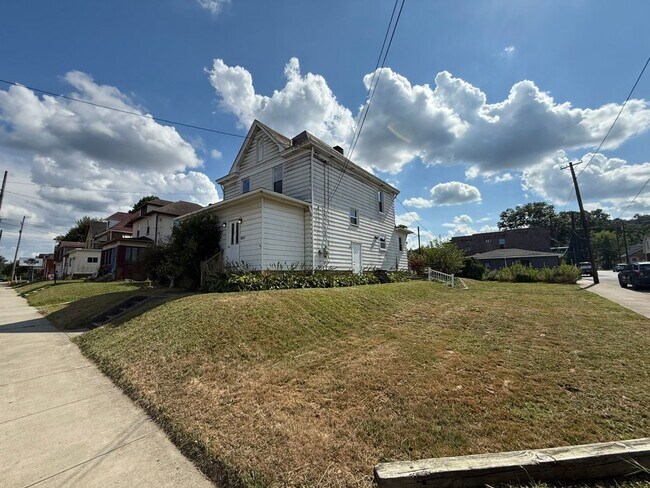 Foto del edificio - 3 bedroom home in College Hill