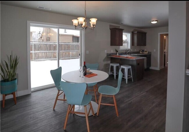 Building Photo - Check out this adorable townhome!