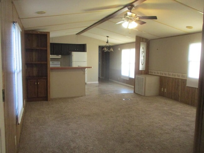 Building Photo - 413 Debby St