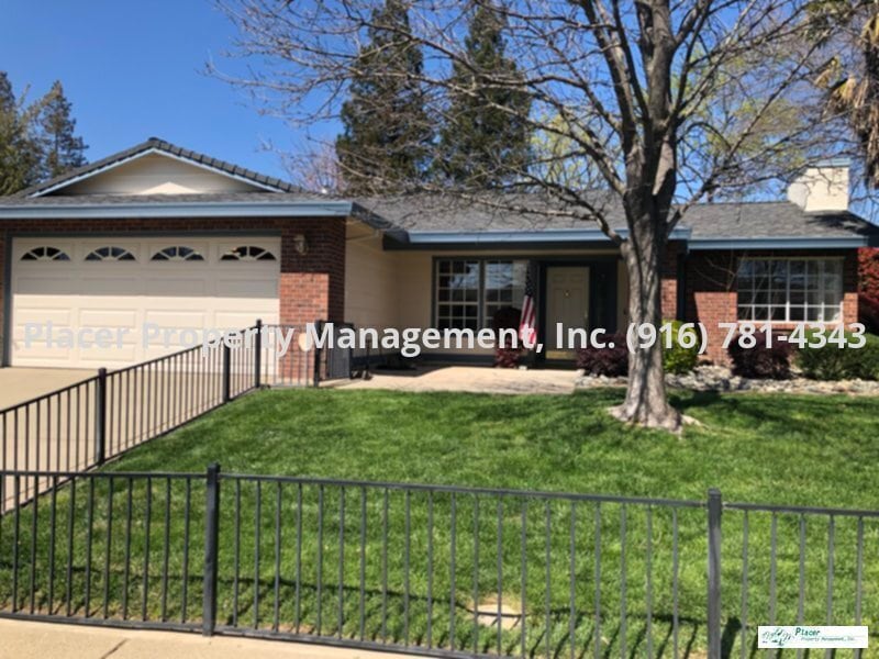 Foto principal - Move in ready, 3 bedroom plus den, 2 bath,...