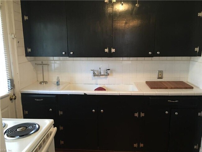 Foto del edificio - Furnished 3 Bedroom 2 story Duplex near ODU!
