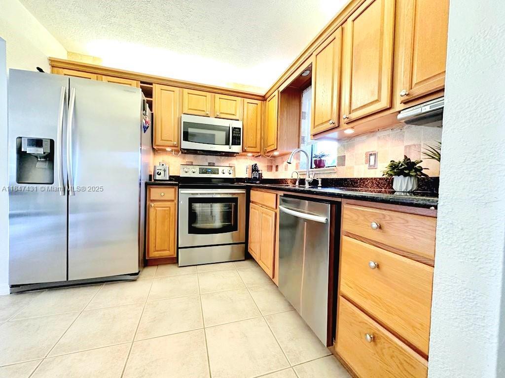 Primary Photo - 9355 SW 8th St