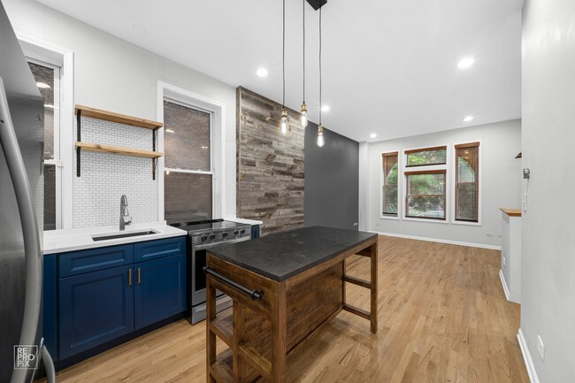 Foto del edificio - Spacious and Modern Wicker Park Duplex