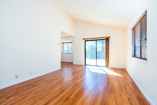 Foto del edificio - 5362 Studebaker Cir