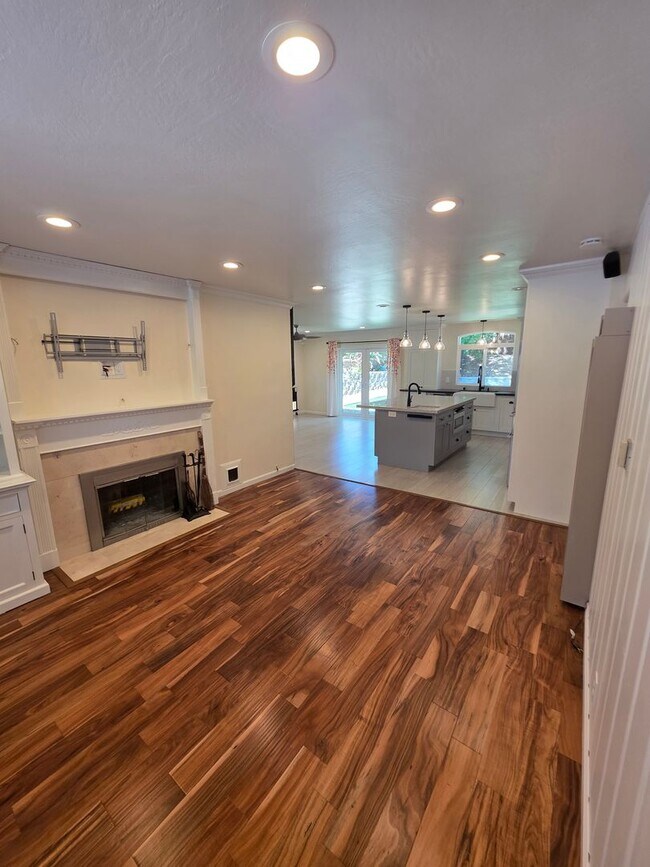 Foto del edificio - Endearing 4/2 Top of the Line Remodel in Concord's Canterbury Neighborhood