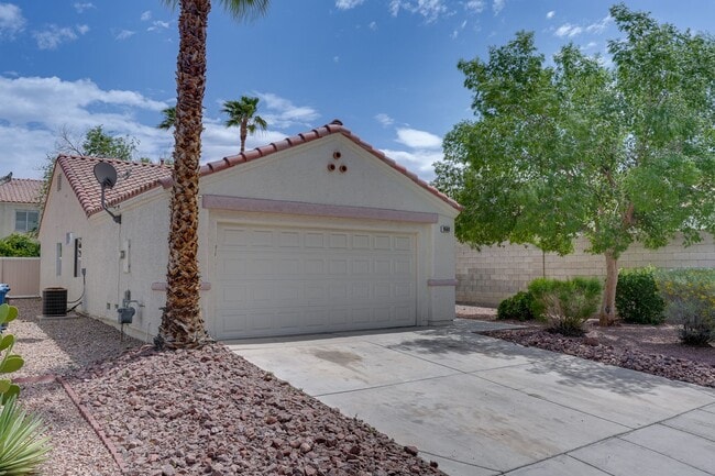 Building Photo - 3 BEDROOM SINGLE STORY HOME!