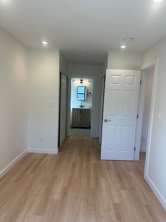 Building Photo - Remodeled 1 bed/1 bath unit with private y...