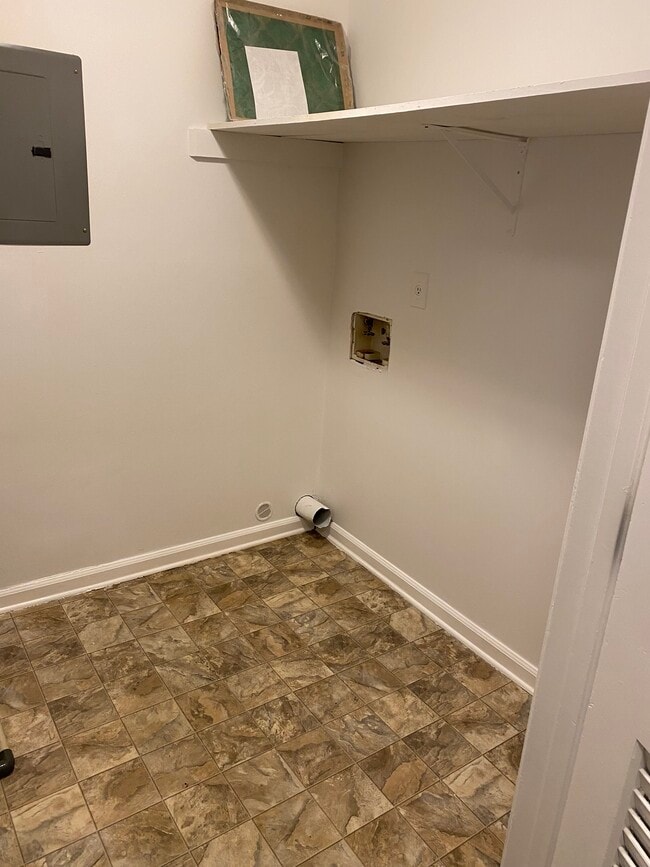 laundry room - 442 Bedford Bay Ln
