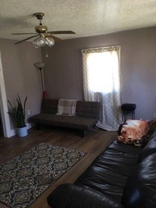 Building Photo - Cute 2BR, 1 Ba home on a large corner lot