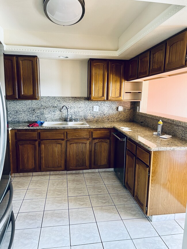 Foto del edificio - 635 E Elmwood Ave
