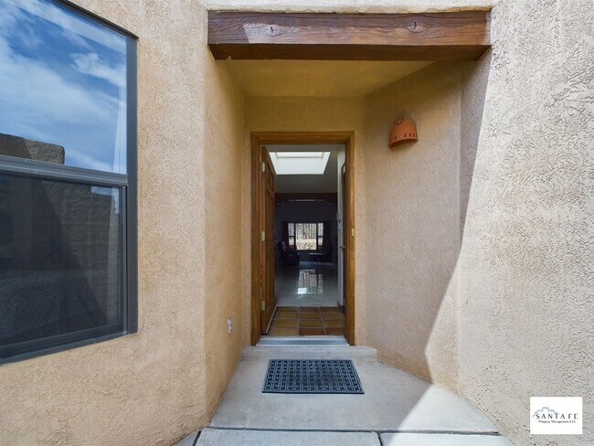 Building Photo - Beautifully Furnished Single Level Home Av...