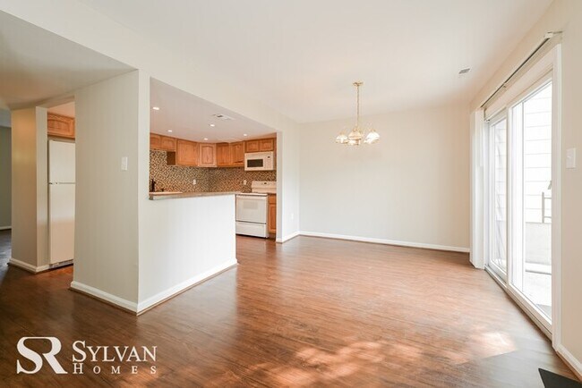 Building Photo - Charming 3BR 1.5BA townhome