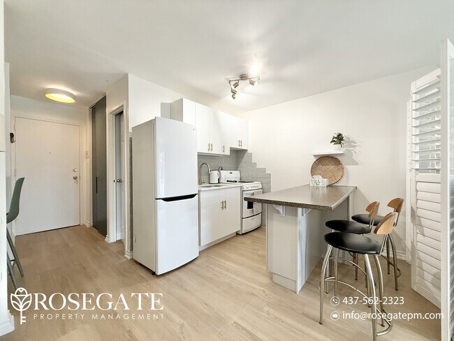 Photo du bâtiment - All-Inclusive Studio Apartment with Parking, Locker & Balcony