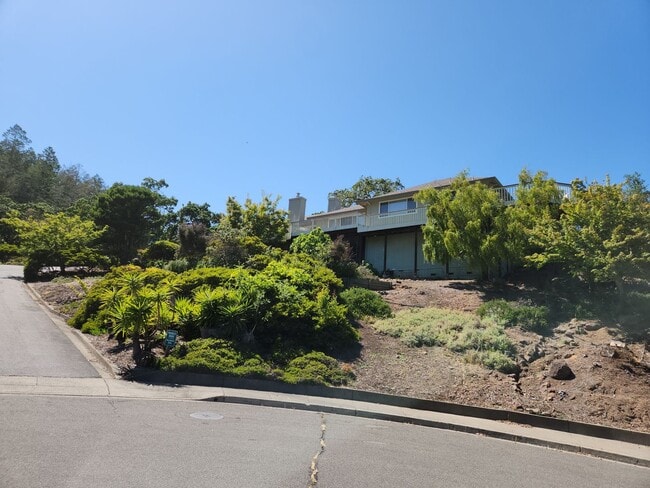 Building Photo - "Must See" House in Oakmont w/beautiful vi...