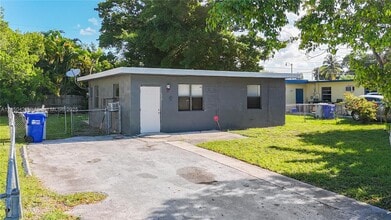 Building Photo - 2419 NW 6th Ct