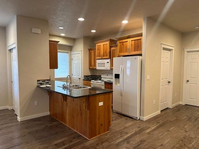 Building Photo - Spacious Duplex in Badger Mountain South