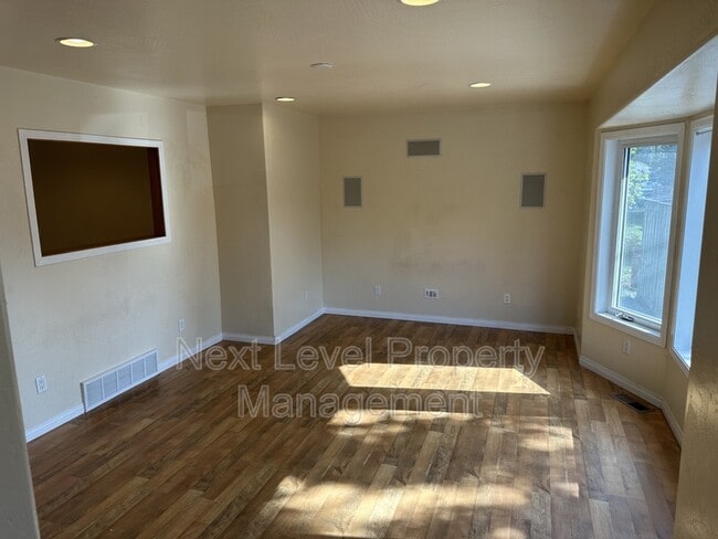 Building Photo - 626 1/2 7th Ave W - 1