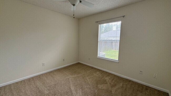 Building Photo - Charming & Convenient Home