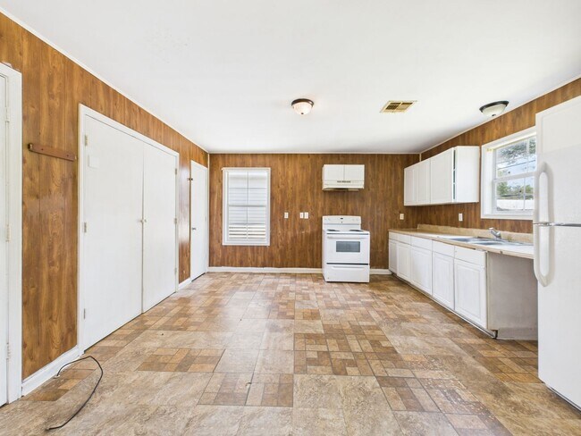 Building Photo - 3 bed, 2 bath home now available in Lafaye...