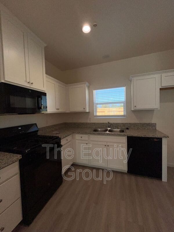 Building Photo - 4114 E Kaweah Ave
