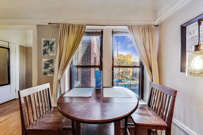 Foto del edificio - 937 W Windsor Ave