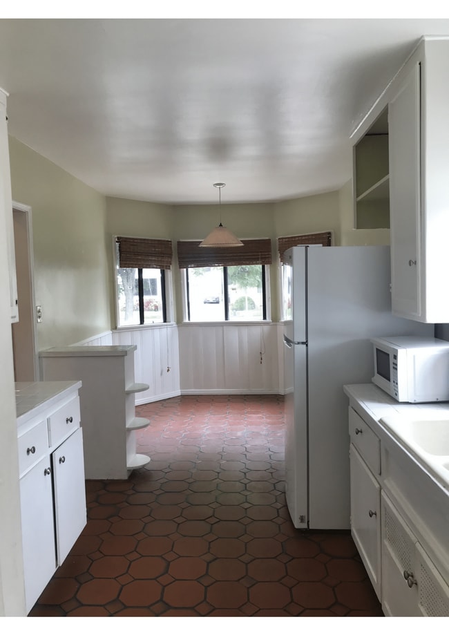 kitchen - 219 N Keystone St