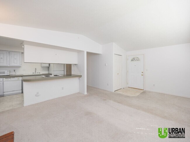 Foto del edificio - Top-Level 2 Bed / 1 Bath Condo with Garage & In-Unit Laundry – Shiloh Hills