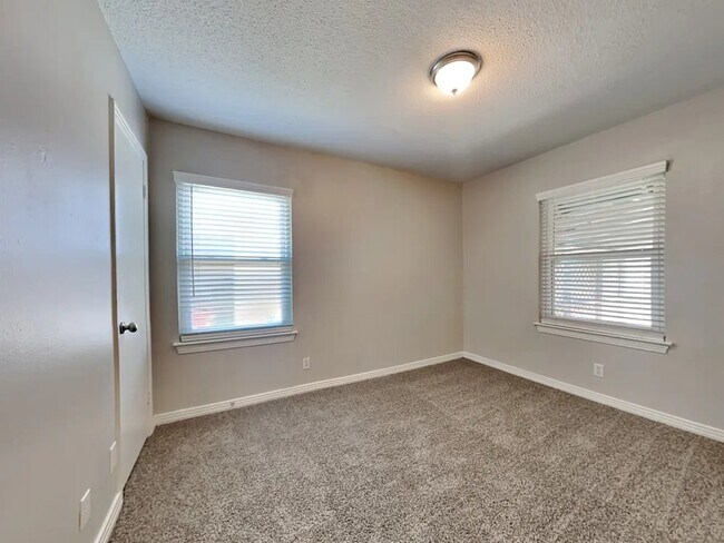 Building Photo - 805 Woodleigh Dr