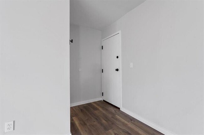 Building Photo - 5090 Sanlin Dr