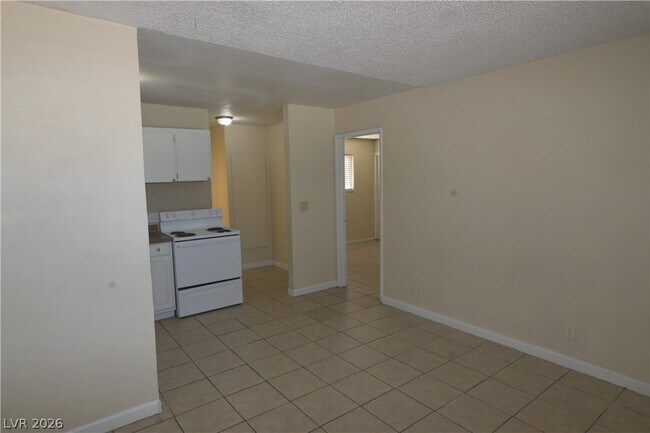 Building Photo - 3021 E Carey Ave
