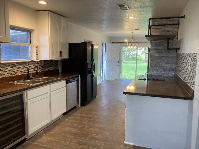 Building Photo - Remodeled Country Charmer