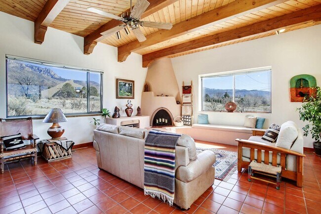 Foto del edificio - 3 Bedroom, 2 Bathroom Home in North Albuqu...