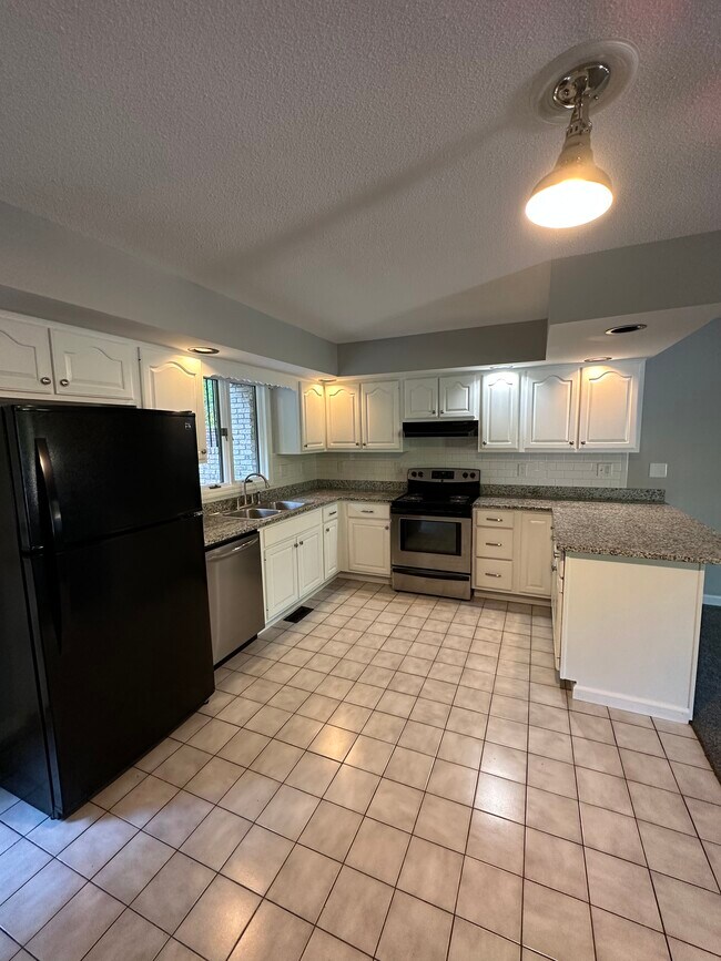 Building Photo - 119 Lancelot Ct
