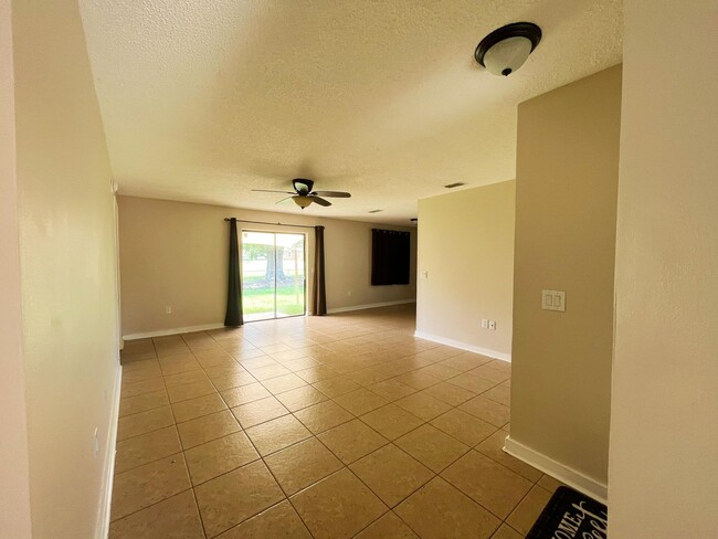 Building Photo - Beautiful 3 Bedroom 2 Bathroom Bungalow in...