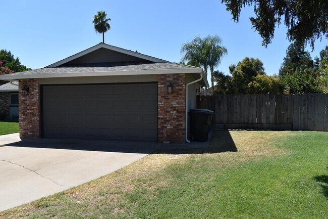 Building Photo - 2216 Jeanine Dr