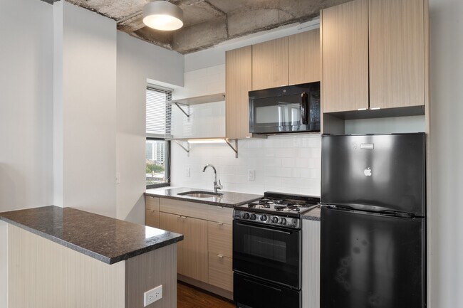Building Photo - 1325 W Wilson Ave