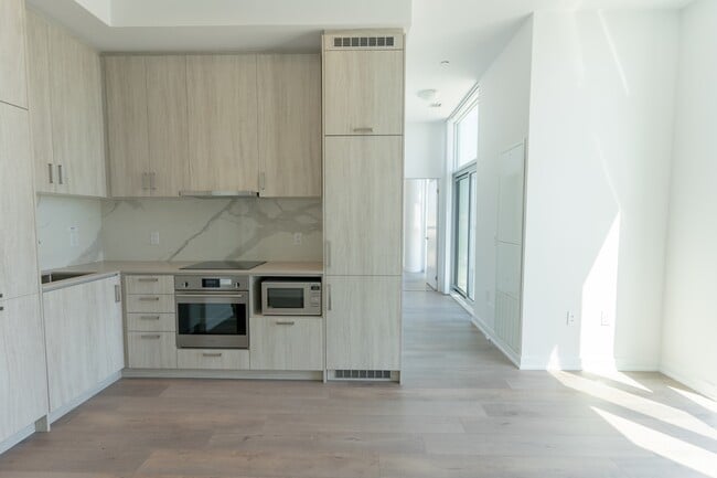 Building Photo - 60-360 Honeycrisp Cres