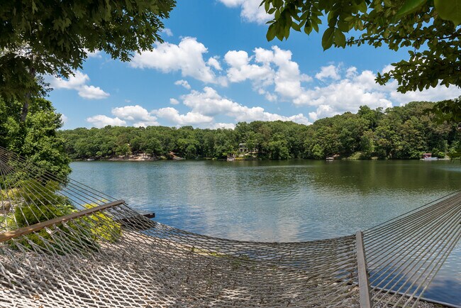 Foto del edificio - Lake Avalon Frontage