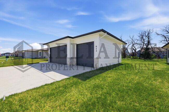 Building Photo - 701 Elmwood St