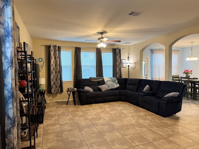 Foto del edificio - 6861 Dogwood Cliff Ln