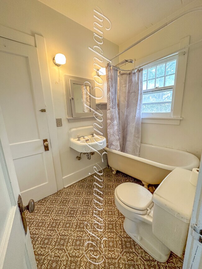 Foto del edificio - 817 E University Ave