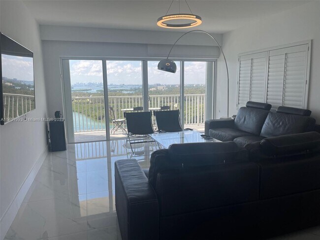 Foto del edificio - 300 Bayview Dr