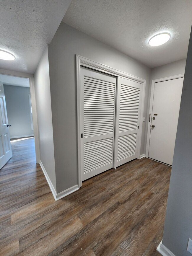 Foto del edificio - Spacious 2 Bedroom Apartment in East Counc...
