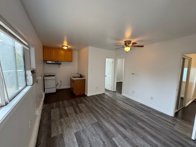 Building Photo - 2 Bed, 1 bath  Charming Back House in the ...