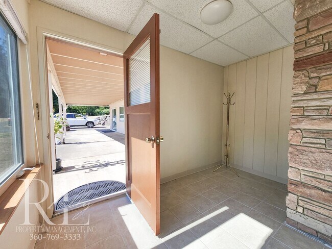 Foto del edificio - Quiet Living with Panoramic Dyes Inlet Sunset Views